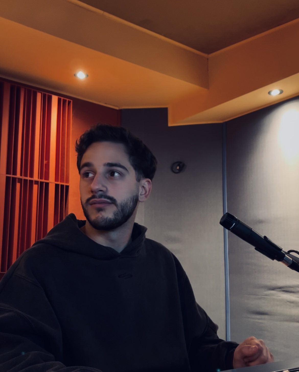 Iván Carrasay, productor musical e ingeniero de mezcla y mastering, en su estudio de Córdoba, Argentina
